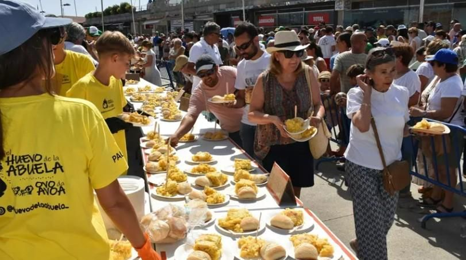 El momento del reparto de raciones de tortilla de patata en Sanxenxo.