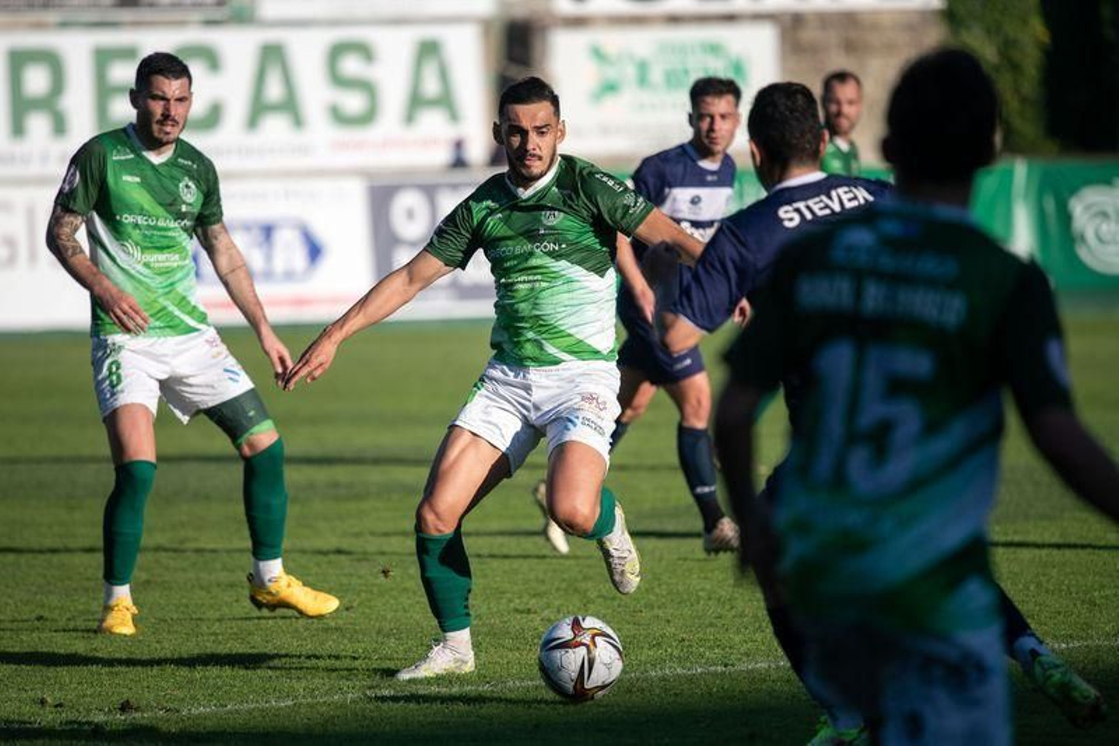 El partido entre el Arenteiro y el Marino en Espiñedo (ÓSCAR PINAL).