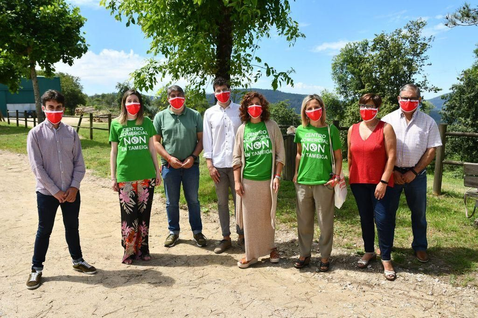 Las candidatas del PSOE Leticia Gallego y Noelia Otero en As Pedriñas.