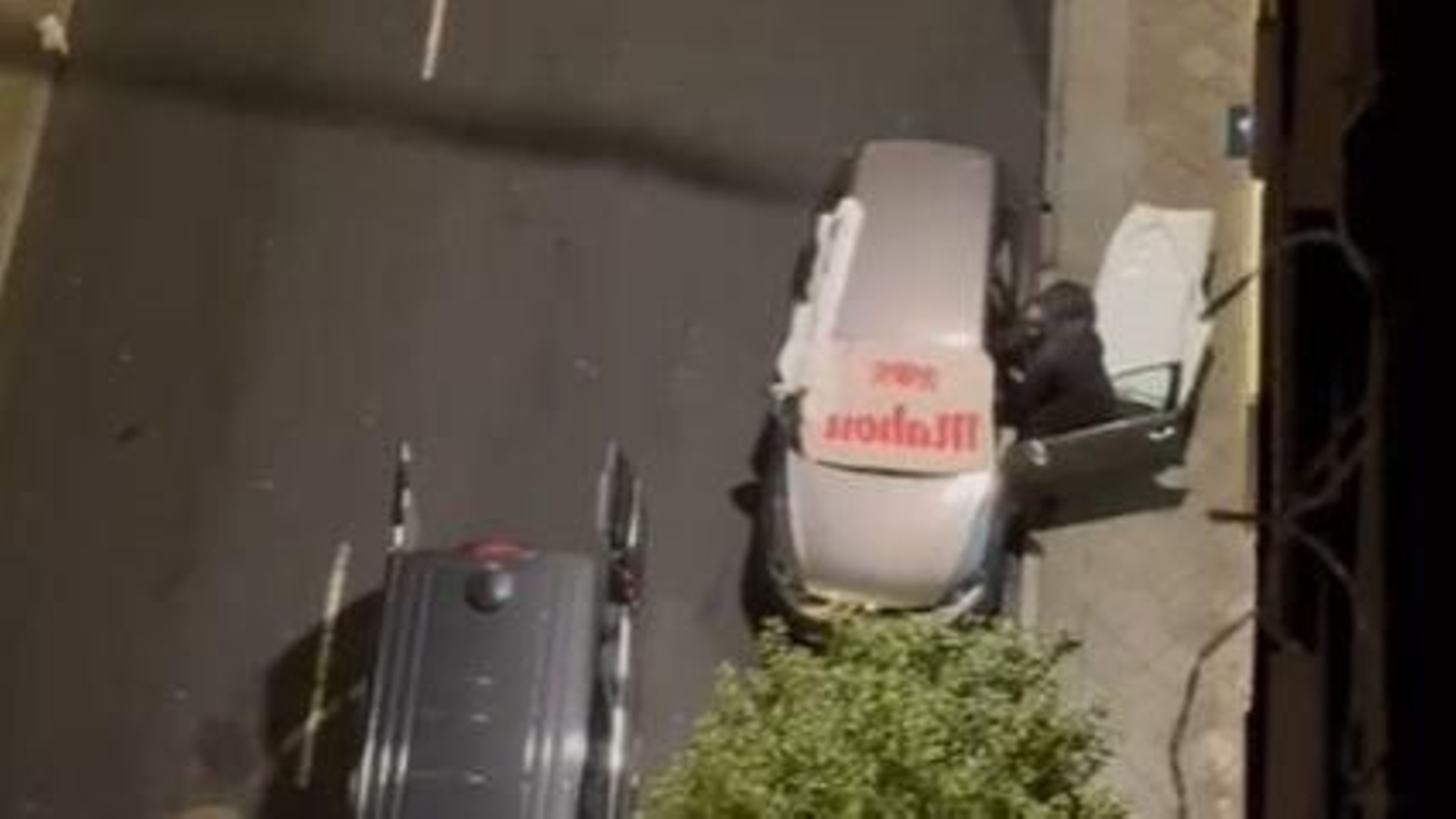 Las autoridades sacan el cuerpo del coche