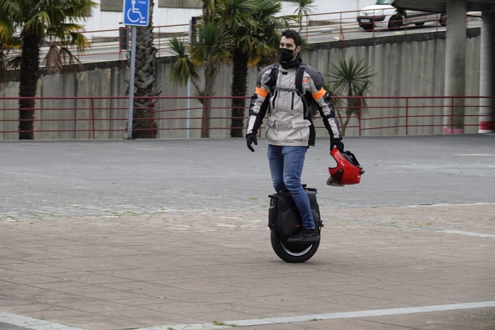 Un usuario circula con un monociclo por la Praza do Rei.
