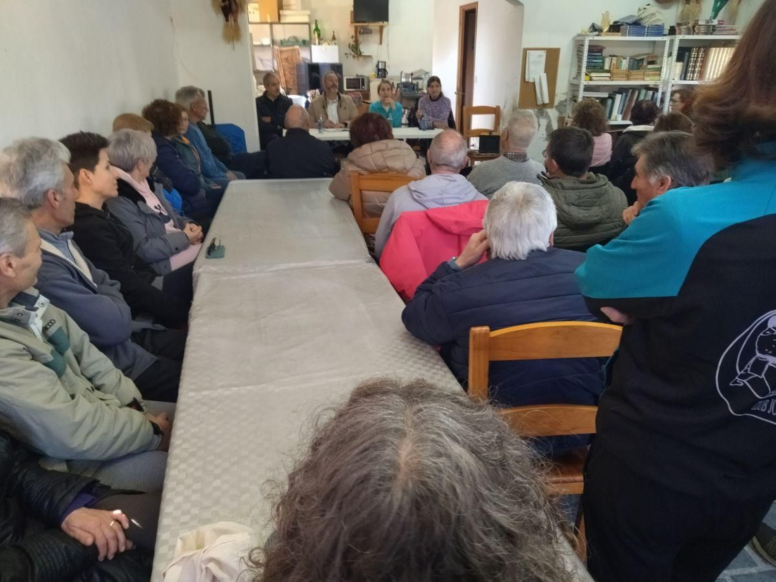El alcalde, al fondo, presidió la reunión vecinal en San Vicente.