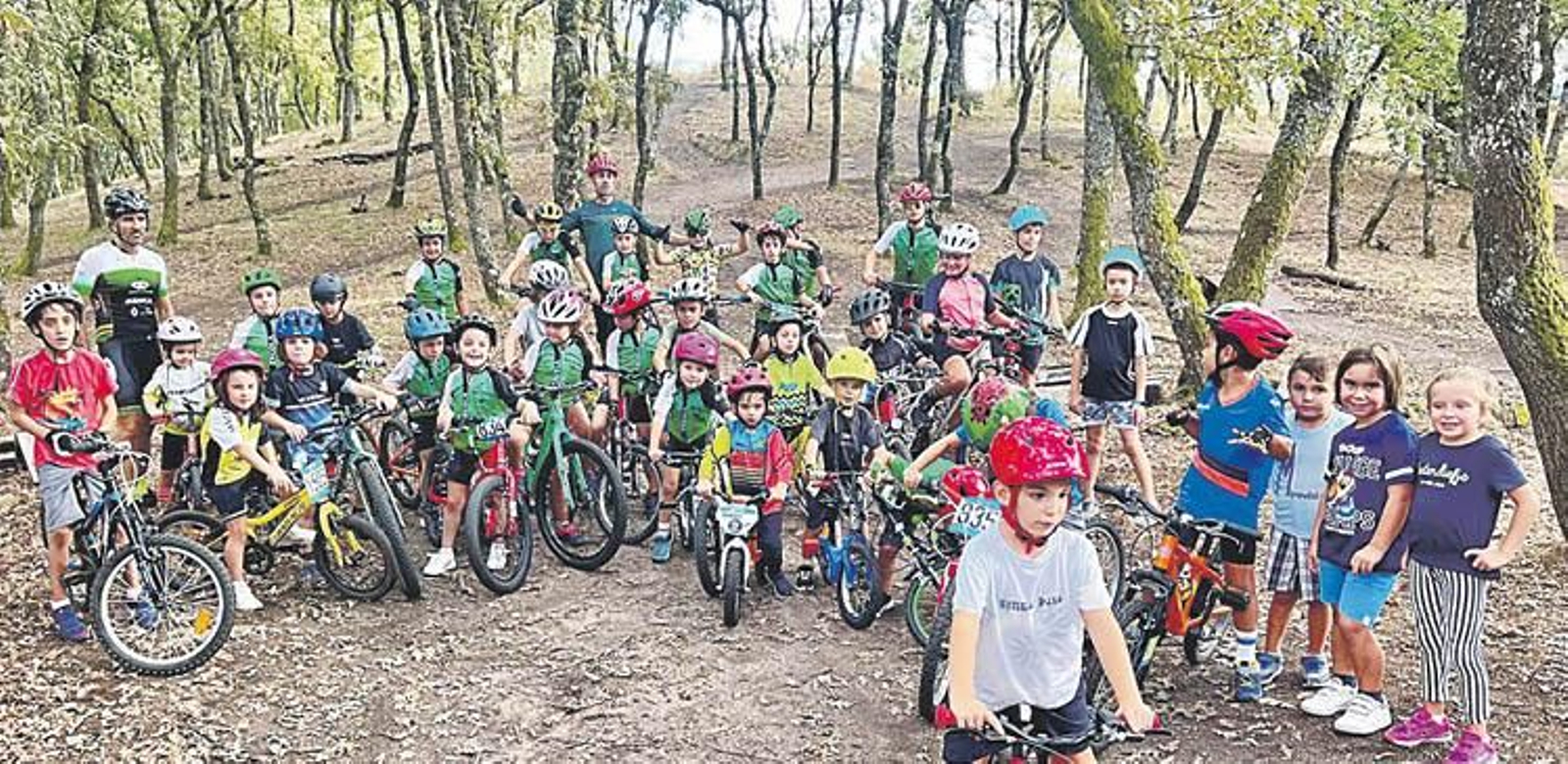 Parte de los jóvenes componentes de la escuela del Club Ciclista Maceda, que acaba de empezar un ilusionante curso.