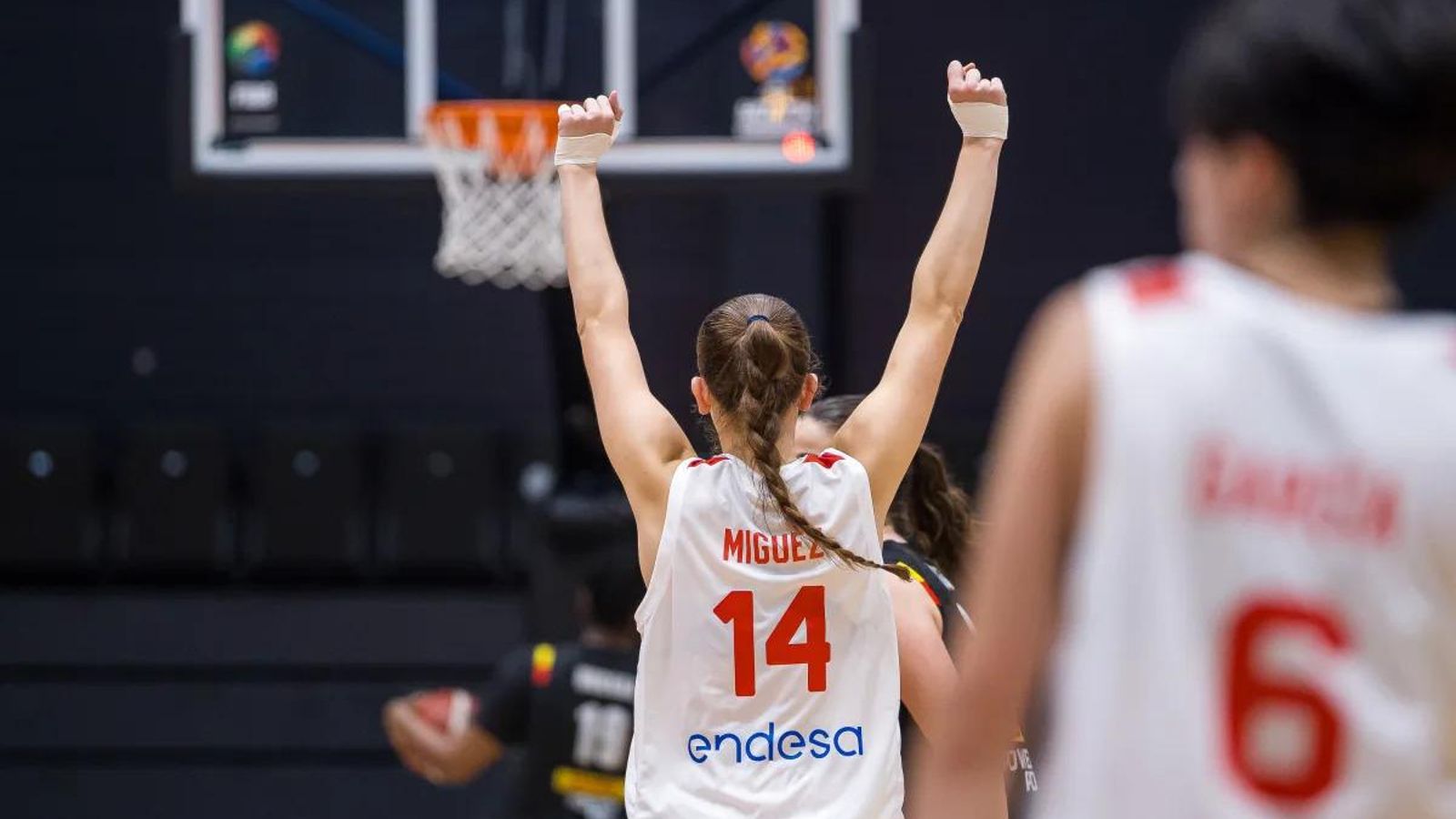 Inés Sotelo celebra una de las canastas de la selección sub 20 ante Bélgica.