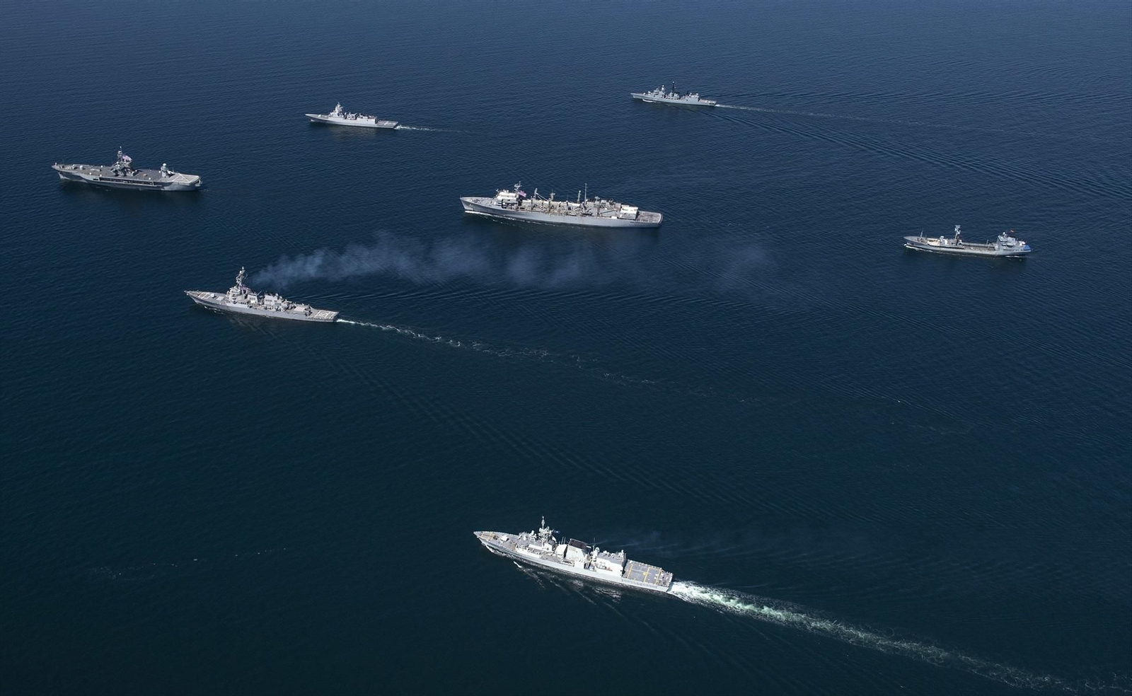 Buques de la Armada de países miembros de la OTAN navegan en formación durante un ejercicio militar en el Mar Báltico