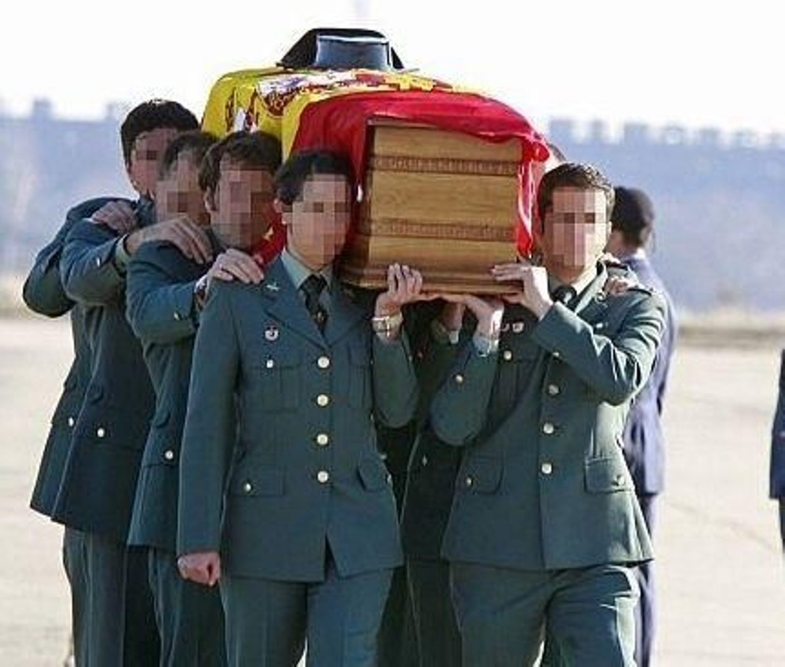 Compañeros de la víctima mortal de ETA llevan a hombros su ataúd