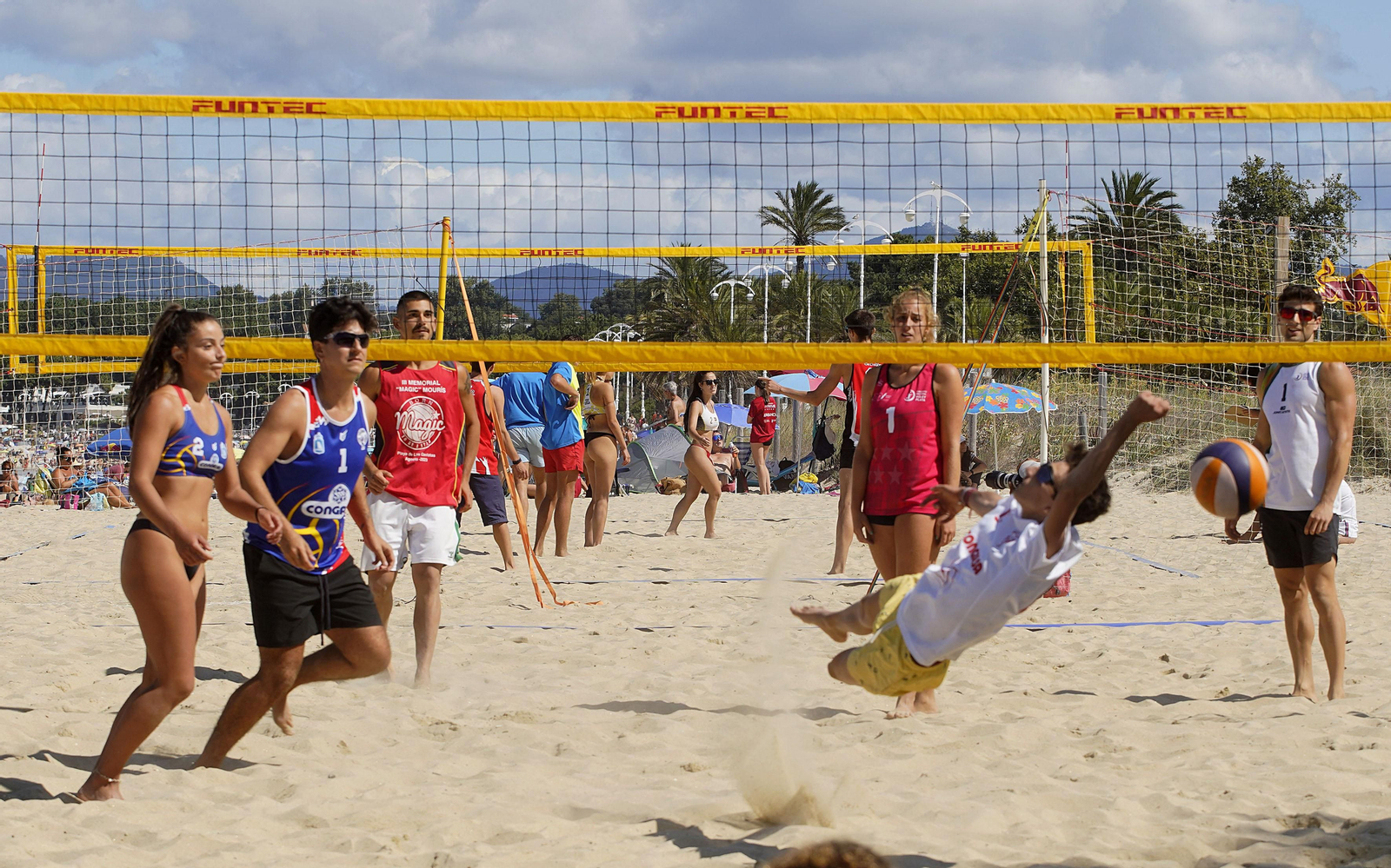 Partido de voley playa en Samil en el Torneo Atlántico.