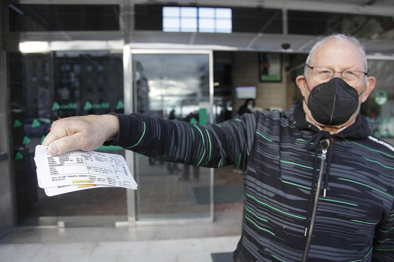 Luciano, uno de los ourensanos que ya tiene billete para el AVE en Navidad. (FOTO: MIGUEL ÁNGEL)
