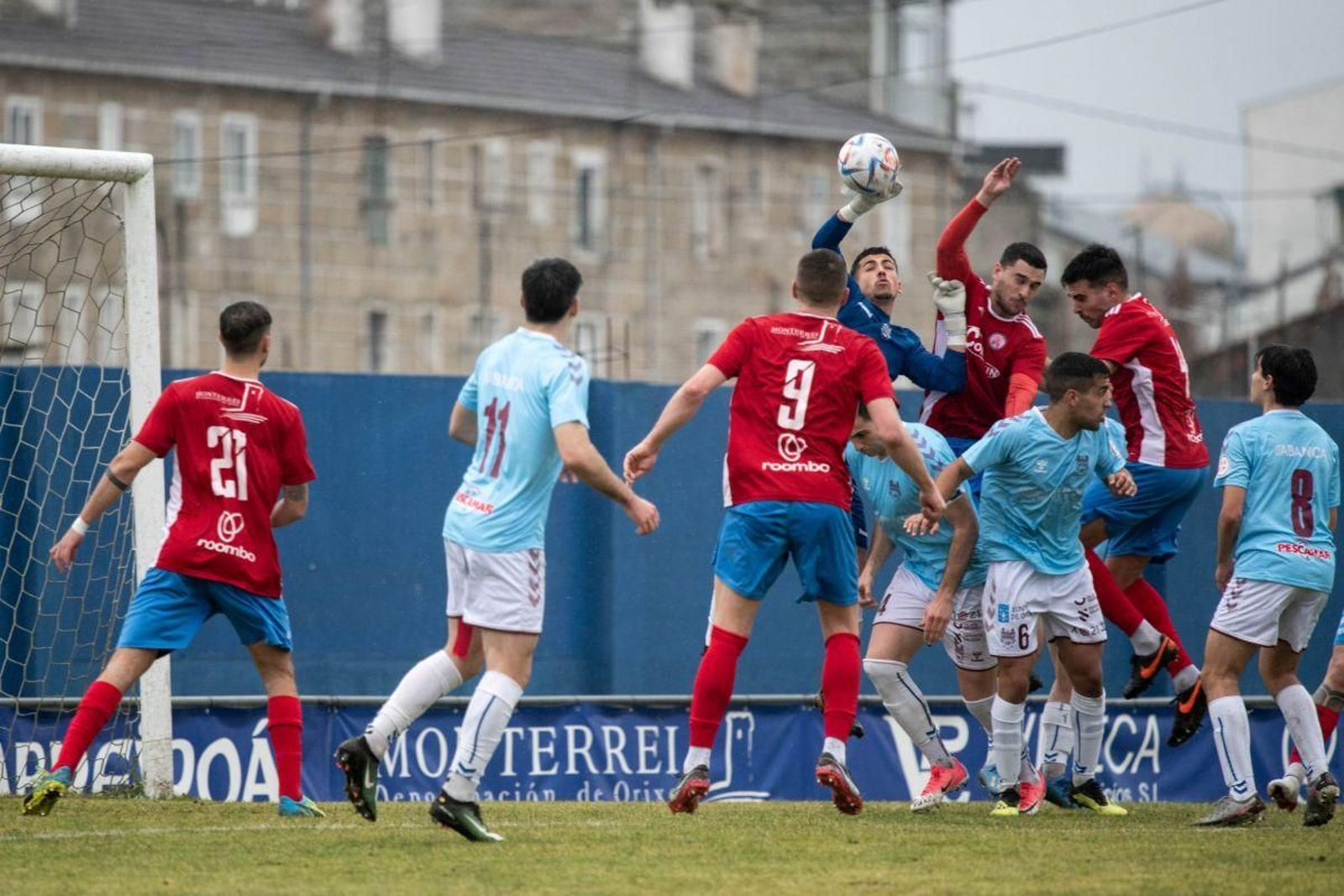 Manu Vizozo, meta del Pontevedra B, saca el puño derecho para repeler una pelota parada.