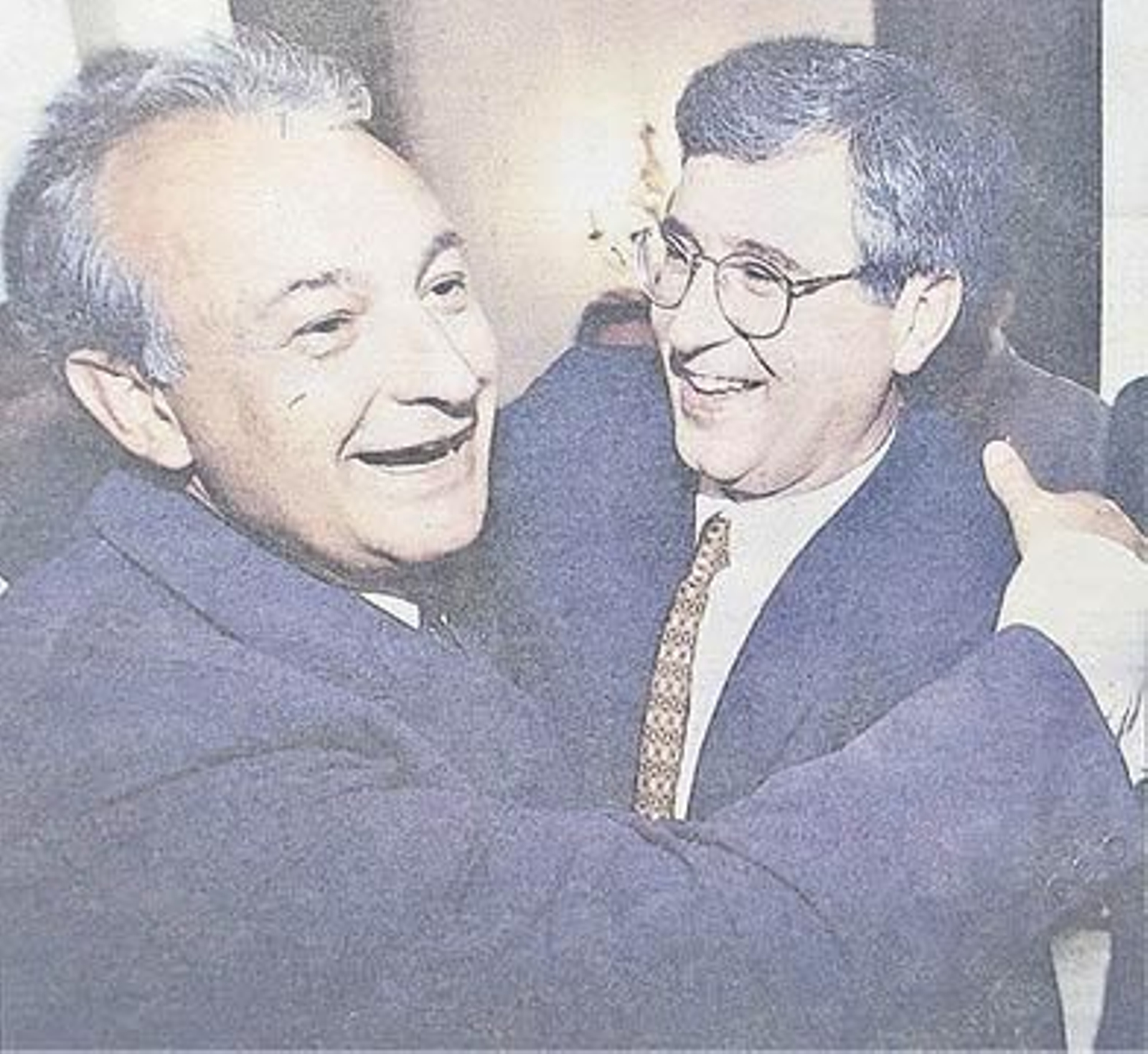 Enrique Teixeiro y Jesús de Juana se abrazan durante el acto.