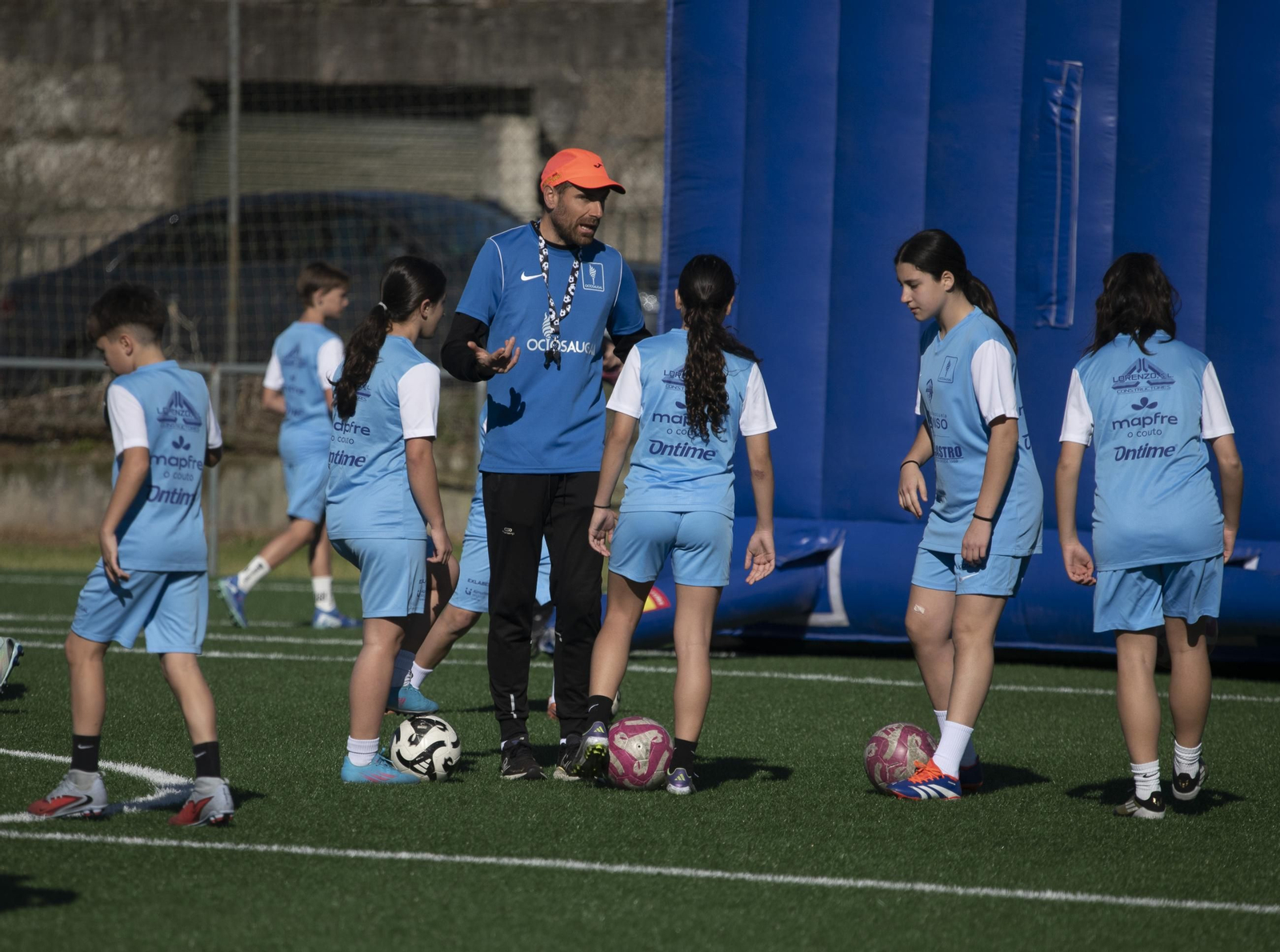 Galería |  El futbol base ourensano se divierte durante la Semana Santa