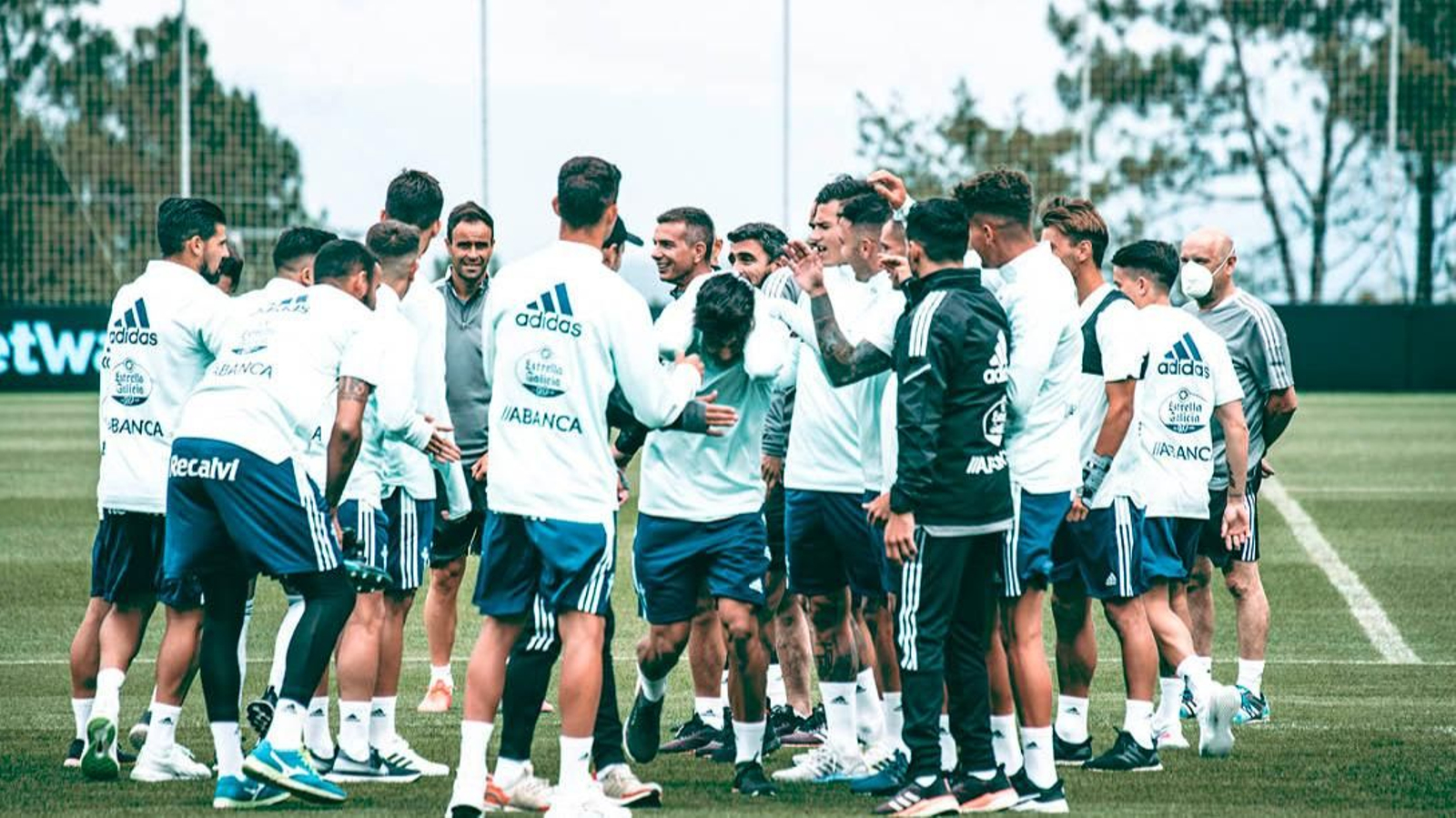 Los jugadores del Celta realizaron ayer varios pasillos de honor.