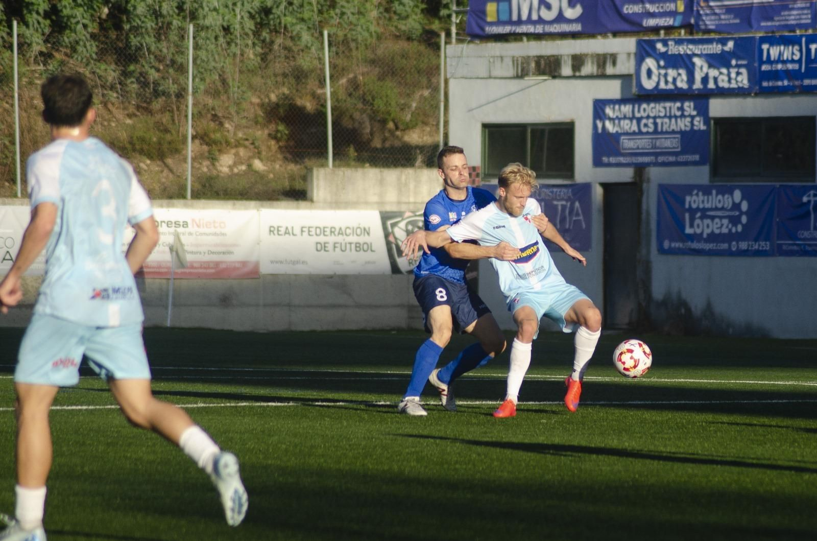 El azulón Toño y Rivera, del Arosa.