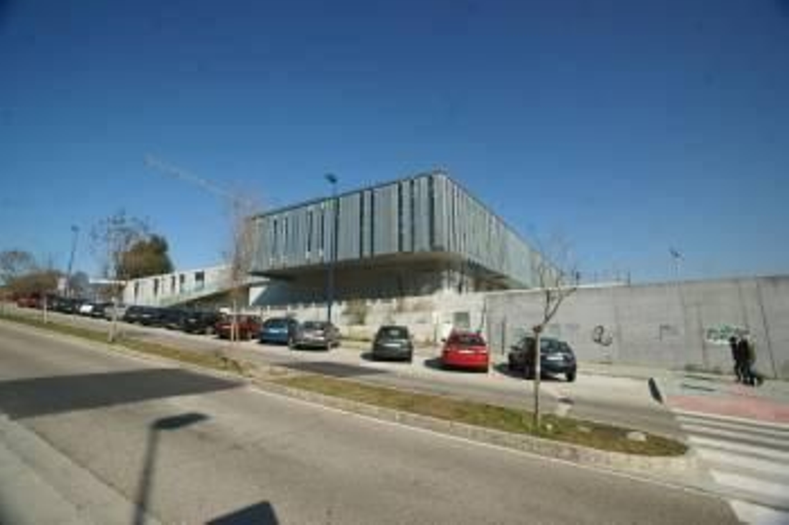 El centro de salud de Navia está terminado hace meses. (Foto: VICENTE ALONSO)