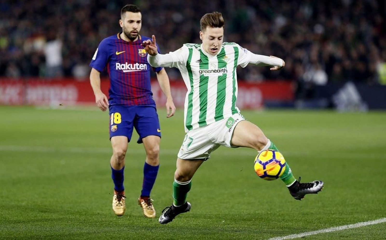 El bético Francis Guerrero, ante Jordi Alba, en la última jornada liguera.