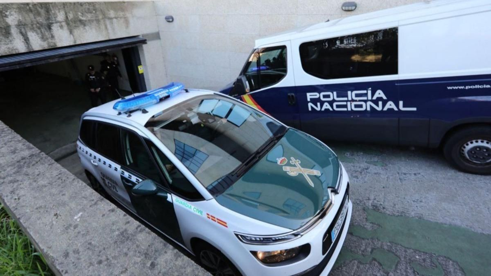 El asesino confeso fue trasladado en un vehículo de la Guardia Civil desde los juzgados de Vigo hasta la cárcel de A Lama.