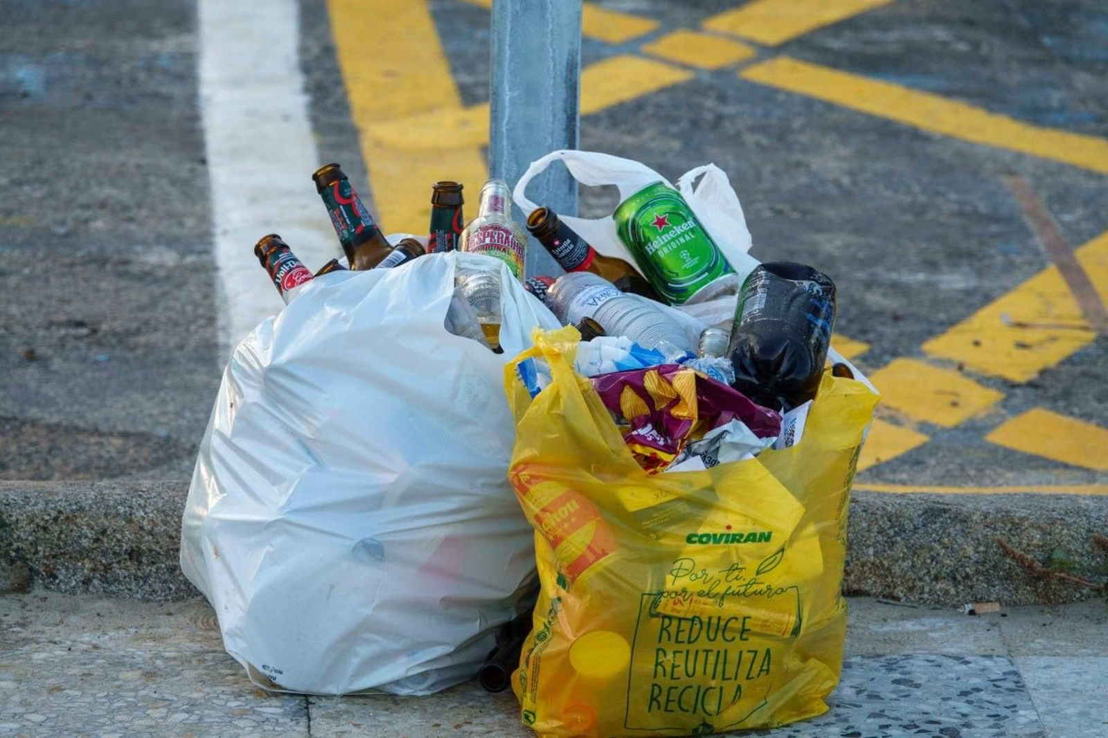 Galería | La resaca de San Xoán 2026 deja toneladas de residuos en Samil y Panxón
