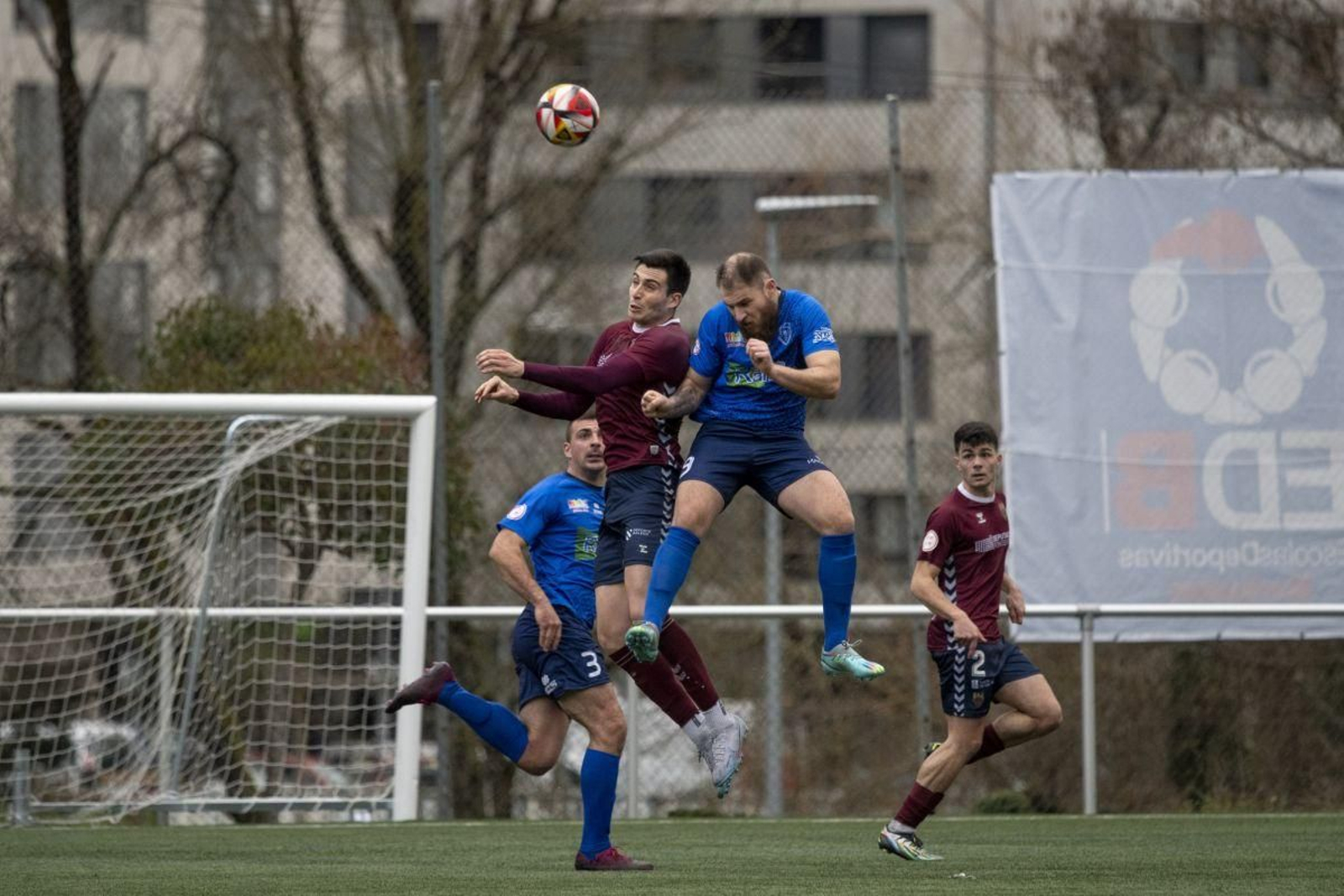El delantero del Barbadás, Xinzo, pugna por un balón aéreo con un rival.