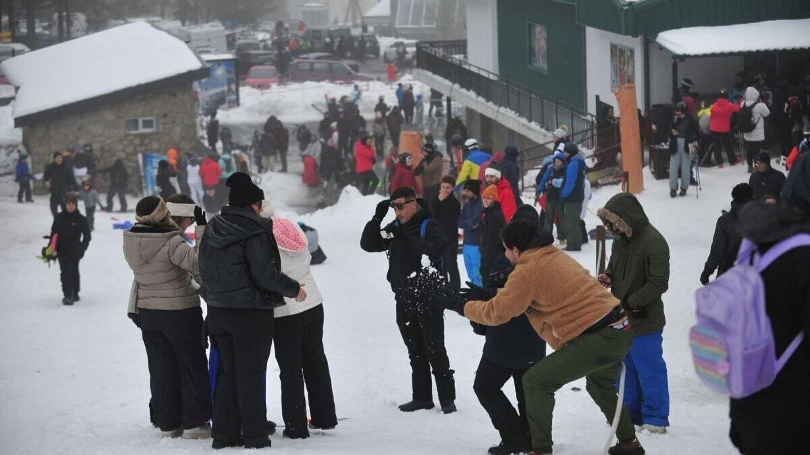 Cientos de personas disfrutando de la nieve. | Foto: José Paz