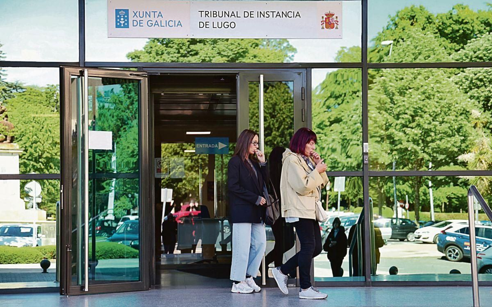 Laura Vila y su madre, trabajadoradel PSOE, a la salida de los juzgados tras declarar en mayo.