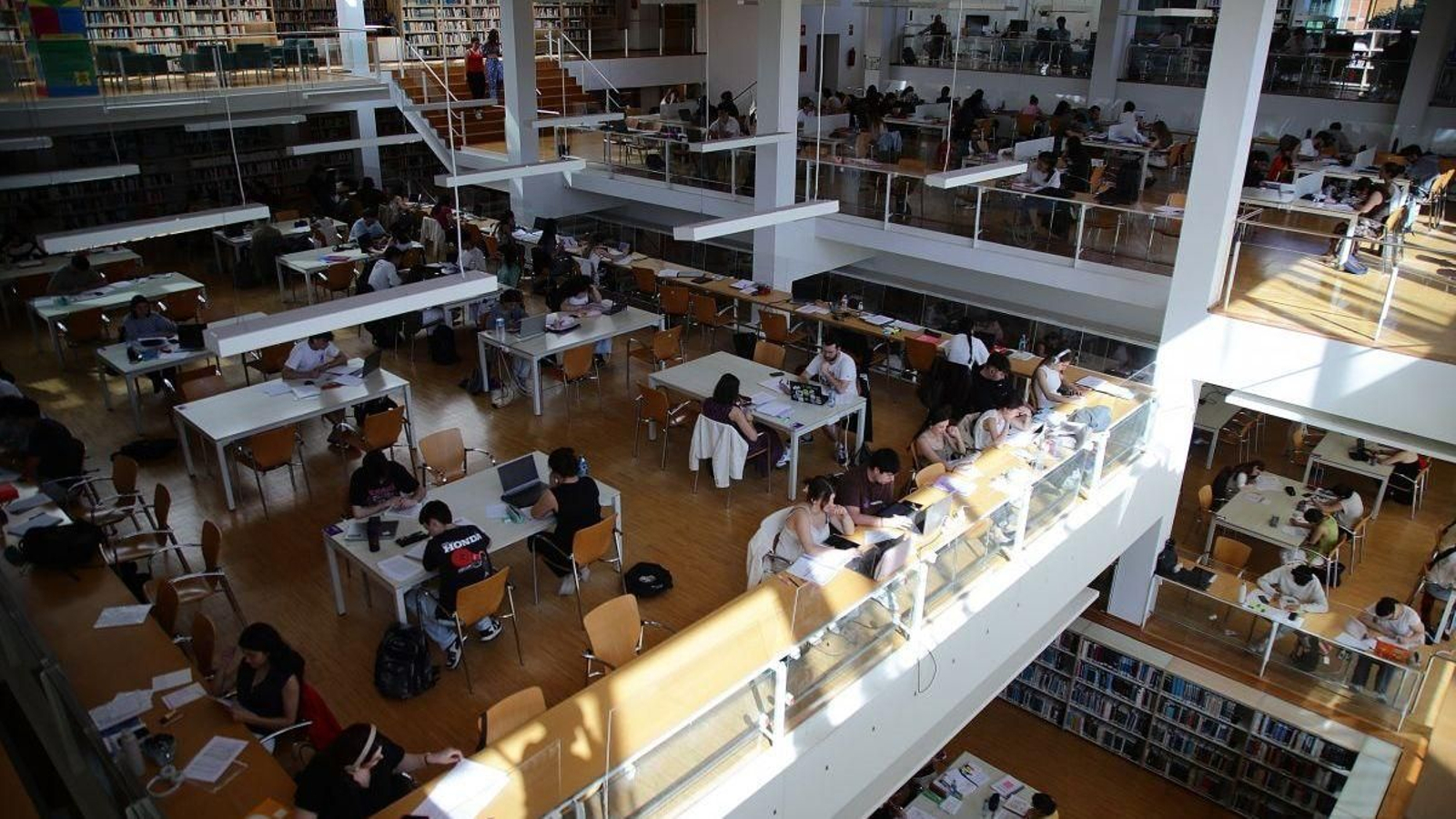 ¿Sabe usted que la biblioteca del Campus de Ourense parece Nueva Delhi en hora punta?