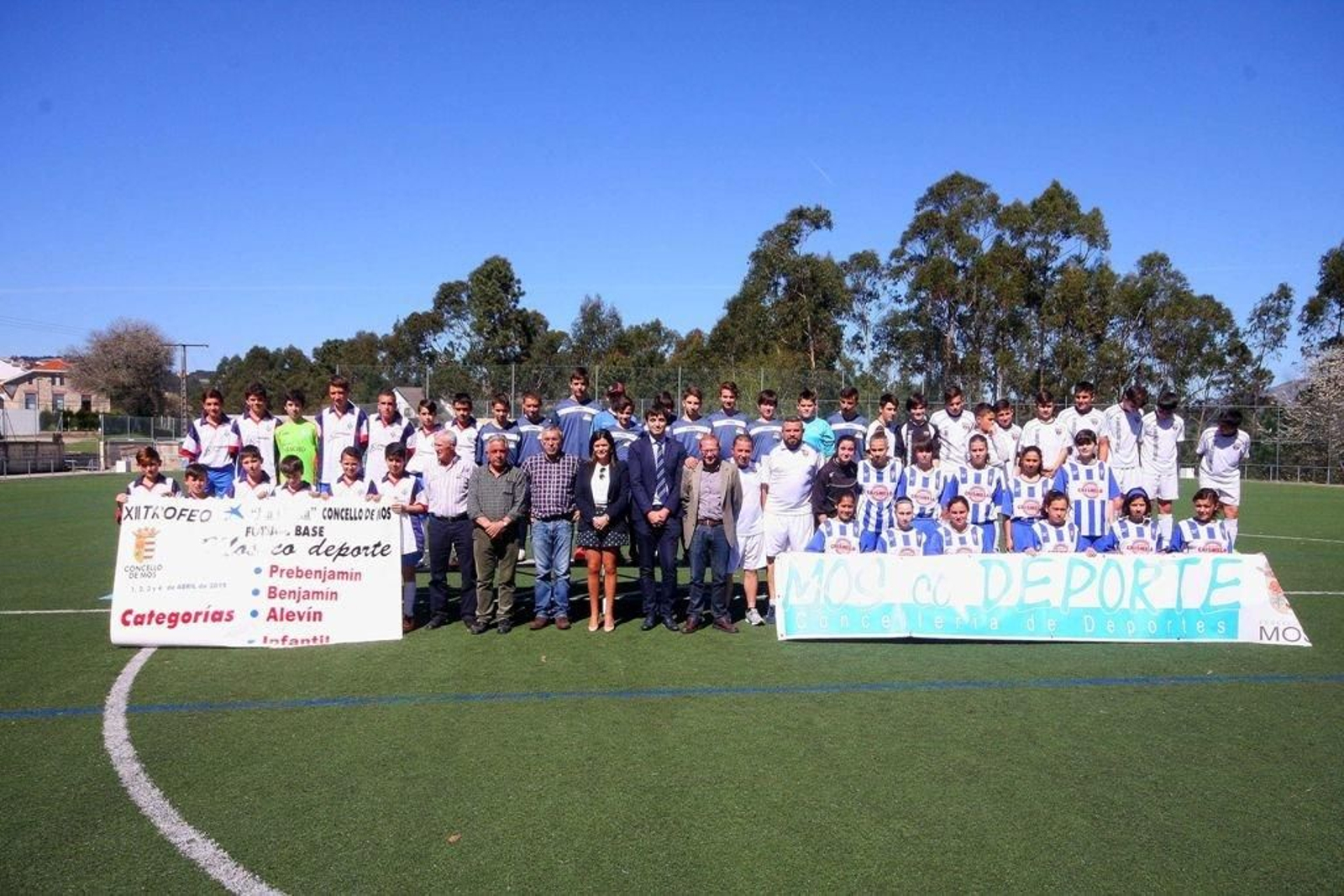 Foto de familia, ayer en Cototorrón, al inicio del torneo.
