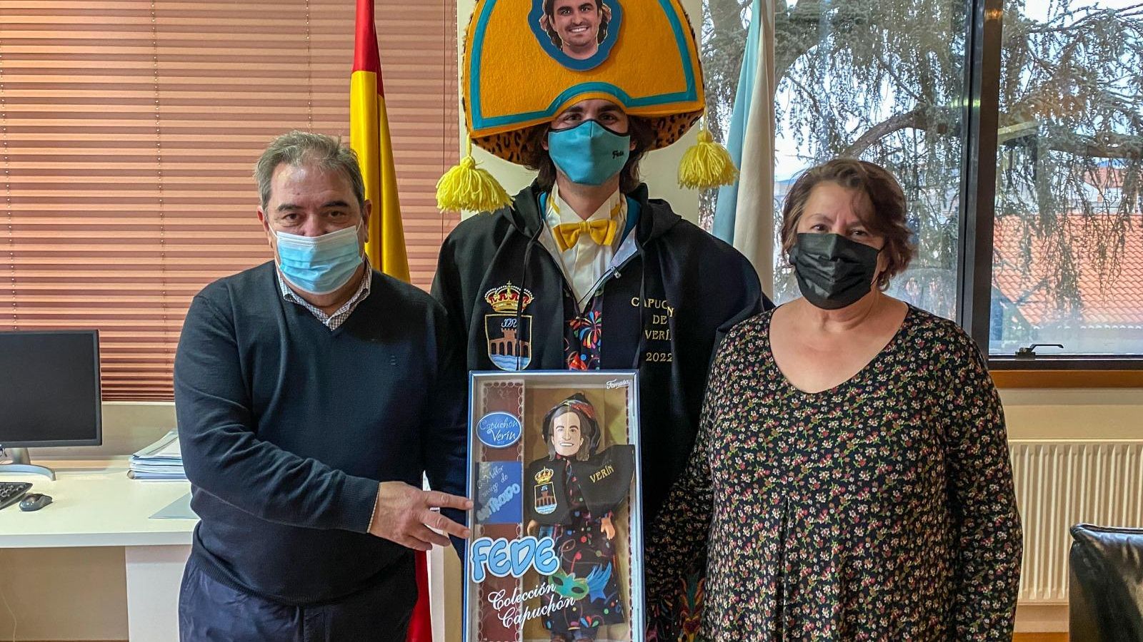 Fede Arias, Capuchón 2022, junto a Gerardo Seoane y Emilia Somoza en el Concello de Verín. (Carlos Montero)