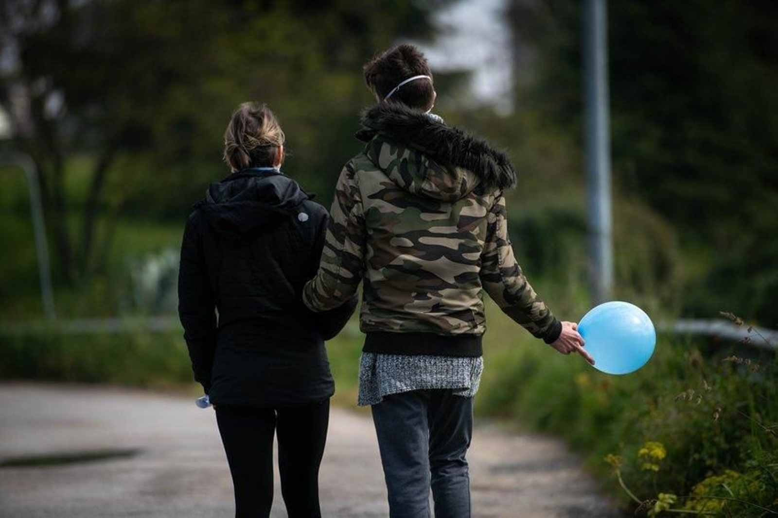 1 de abril.  María Teresa García y su hijo Héctor Sousa García, que sufre autismo, pasean por una zona cercana a su vivienda. Héctor porta un globo azul para que la gente entienda que su necesidad de caminar no es un capricho y aunque María Teresa comenta que ha recibido la total comprensión por parte de varios vecinos que han visto la situación, en el resto de España ha habido casos de vecinos que increpan o insultan a personas que necesitan caminar y salir del confine por prescripción médica autorizada. Foto: Óscar Pinal
