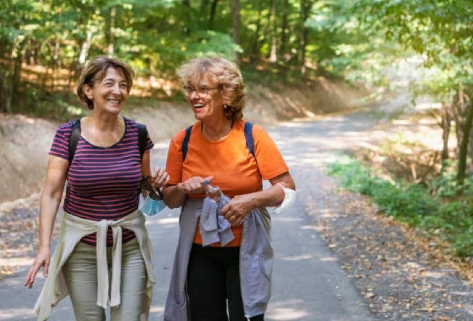 Dos mujeres caminando.
