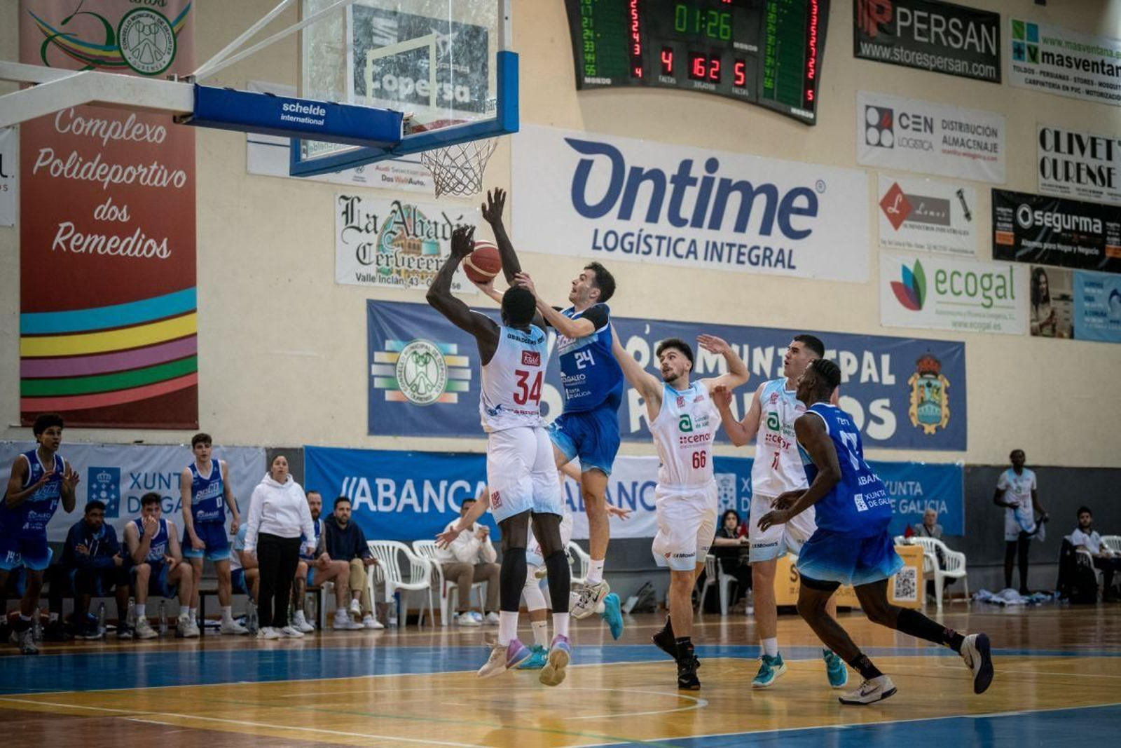 El jugador del Bosco Gabriel Preotu trata de anotar una canasta ante el visitante Seringe Niang. ÓSCAR PINAL