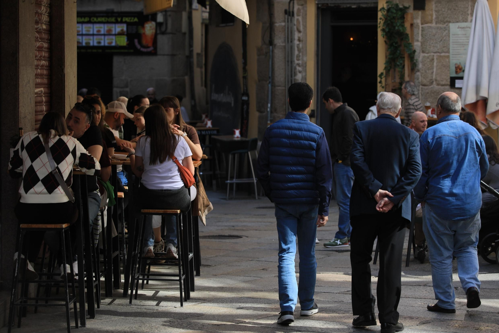 Galería | Los ourensanos salen a la calle y llenan las terrazas por el Día del Padre
