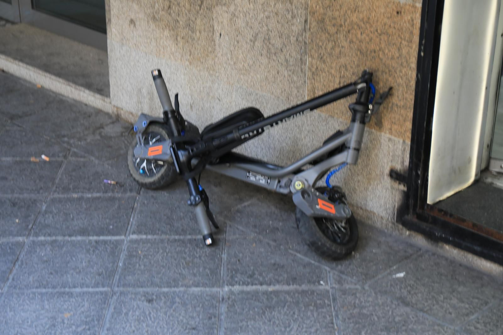 El estado del patinete eléctrico tras el atropello en Ourense.