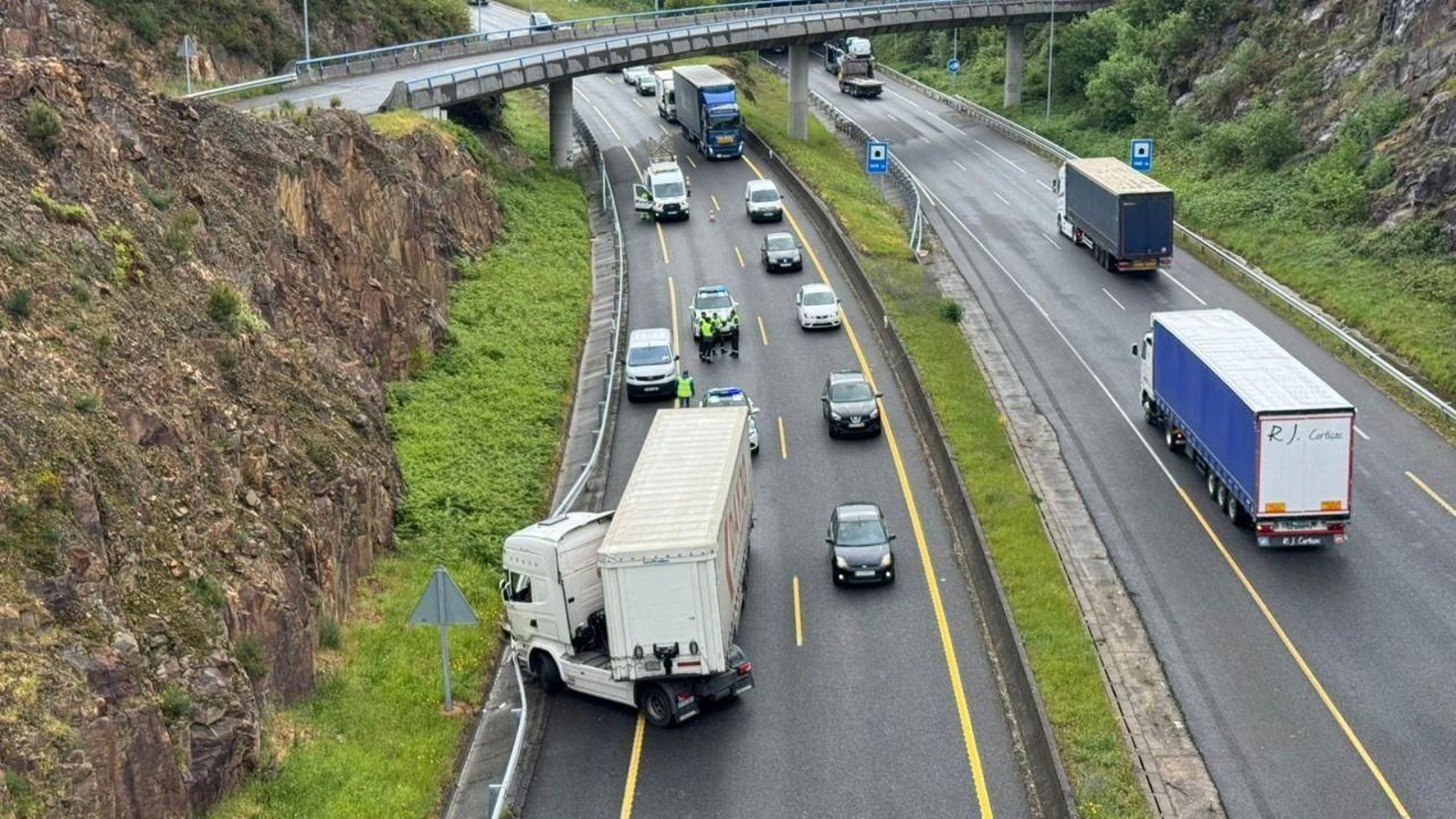 El camión desviado en la VG-20.
