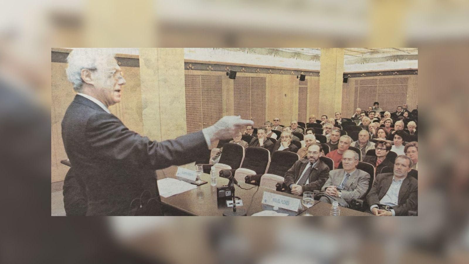Miguel Flores recita un poema en el Foro La Región.