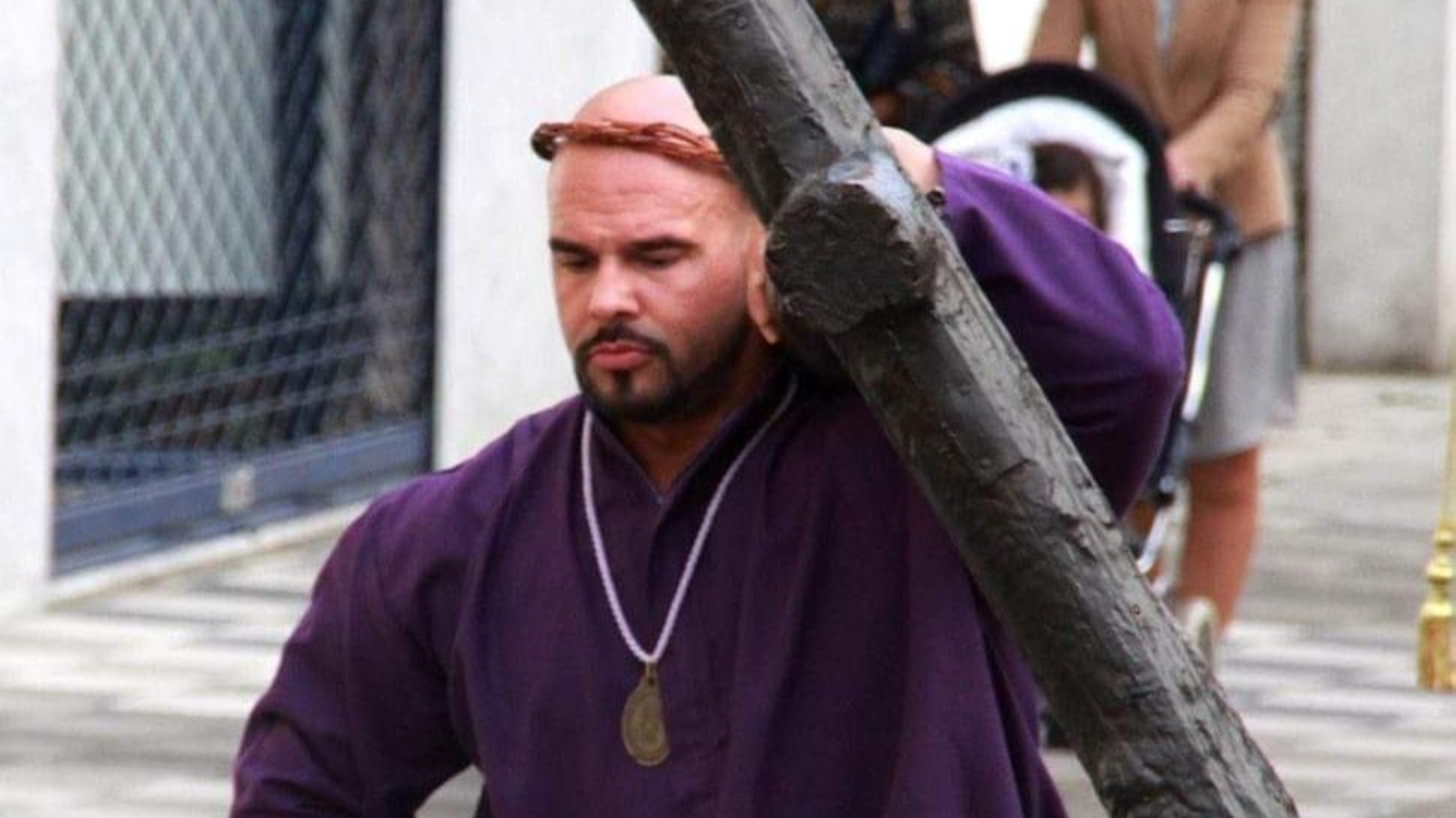 Sergio será recordado en O Porriño como un gran devoto del Cristo de la Agonía, como muestra la imagen.