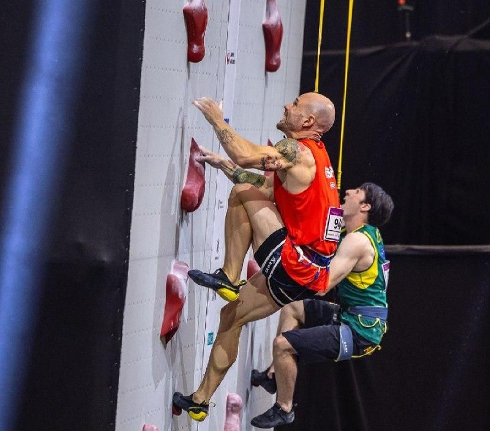 Erik Noya trepa por la pared competitiva en el Campeonato del Mundo de Berna, en Suiza.