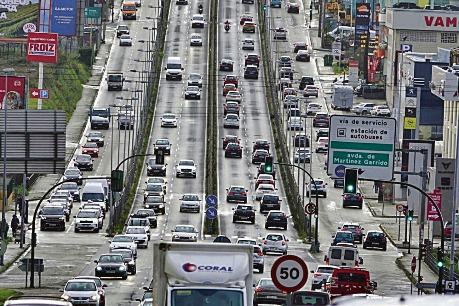 Vehículos circulando por la Avenida de Madrid para entrar y salir de la ciudad.