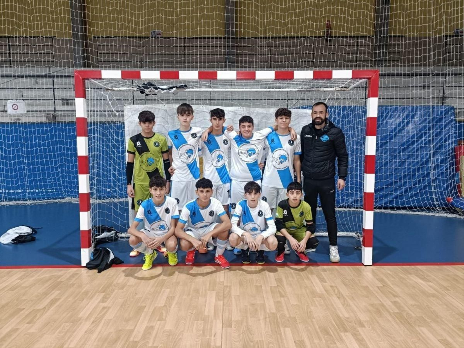 Los jugdores y el técnico del Salnés Futsal, en el pabellón de Os Carrís.