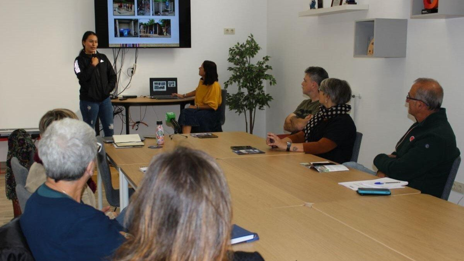 La reunión celebrada ayer en Ames, donde Evelyn Ramírez explicó los avances del Fondo Galego en Guatemala.