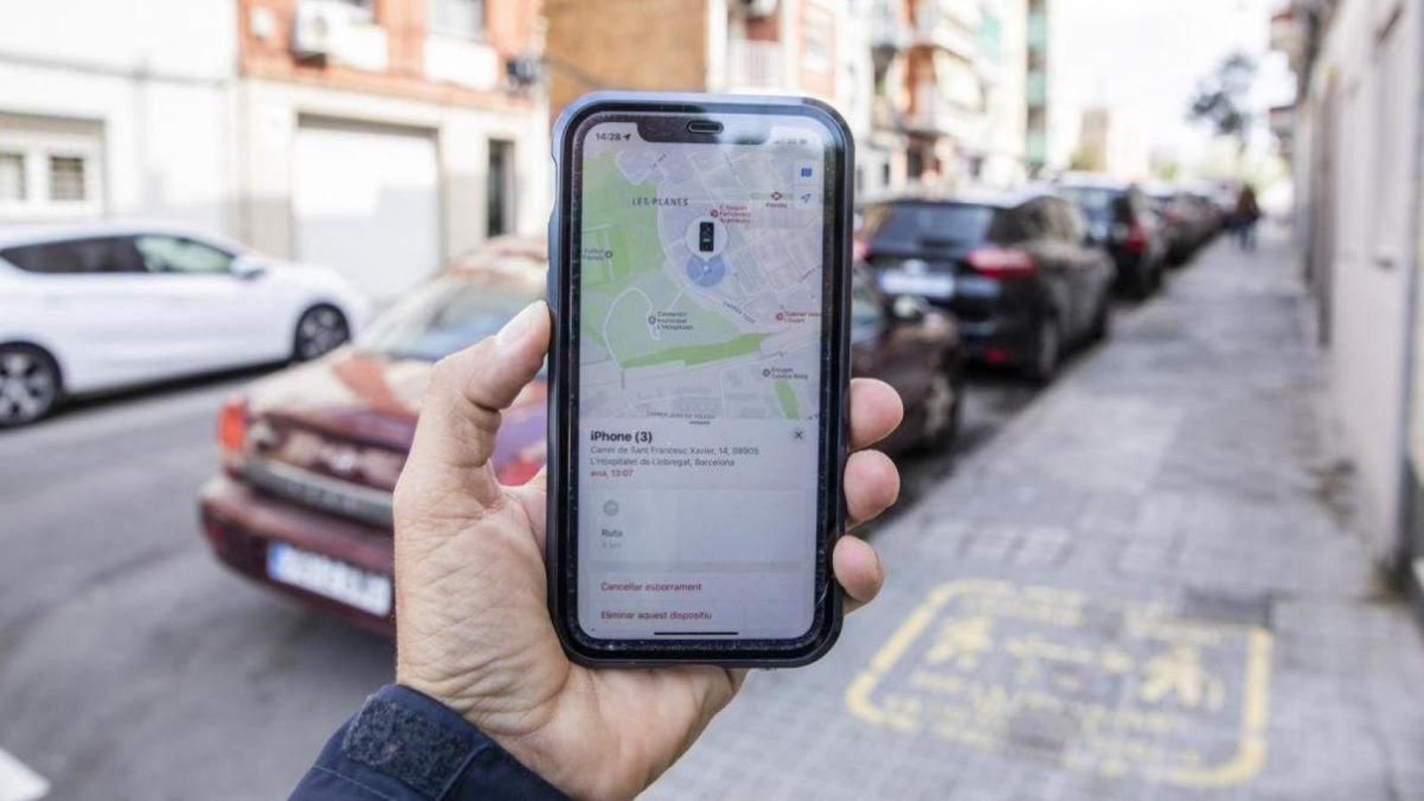 Una persona mira su móvil en Barcelona.