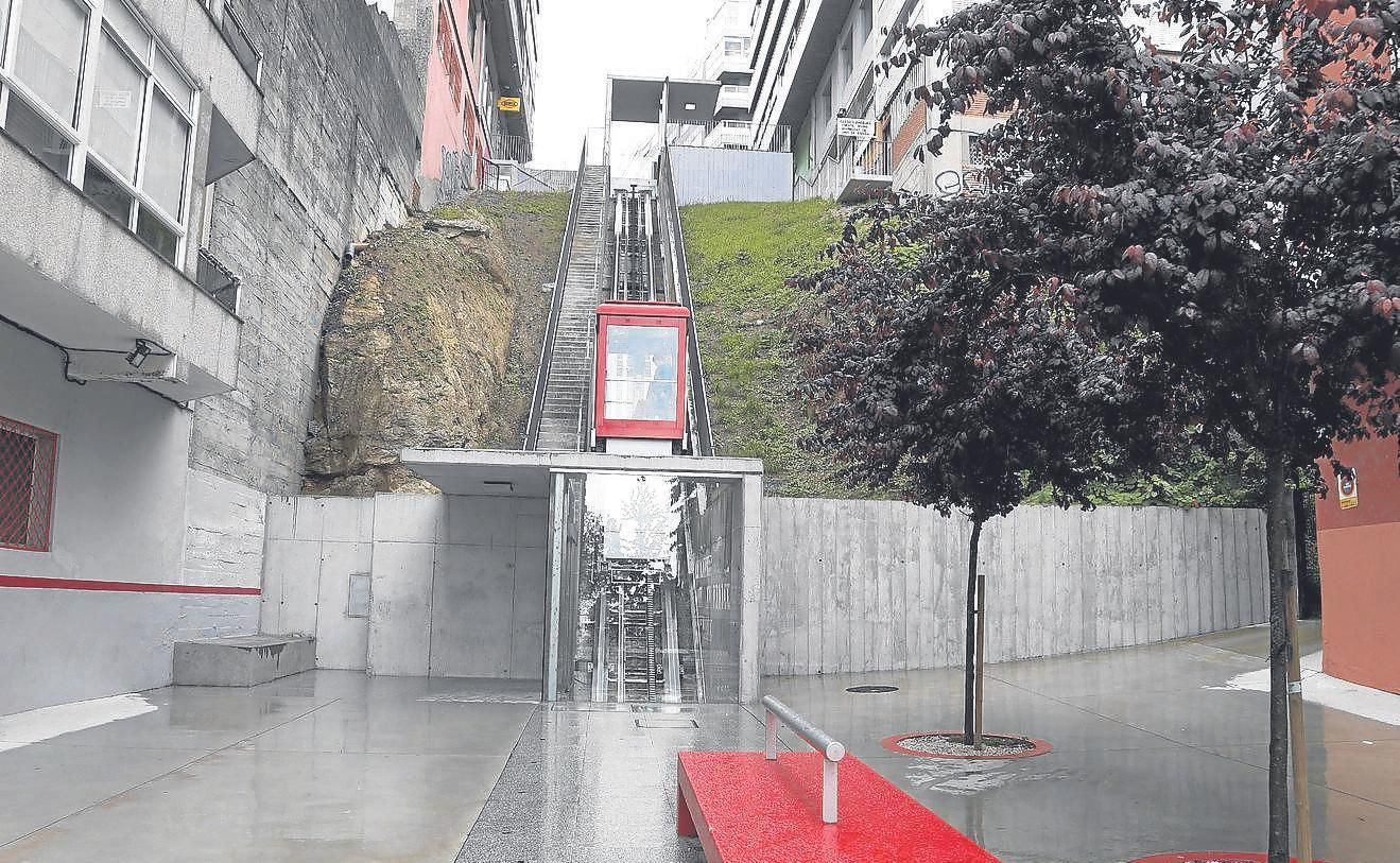 El elevador, que une las calles Menéndez Pelayo y Camelias, funciona 8,8 horas diarias.