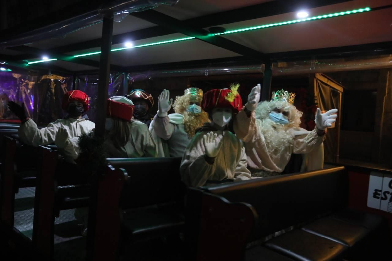 CELANOVA. Los Reyes saludan en su recorrido por las calles de la villa. // José Paz.