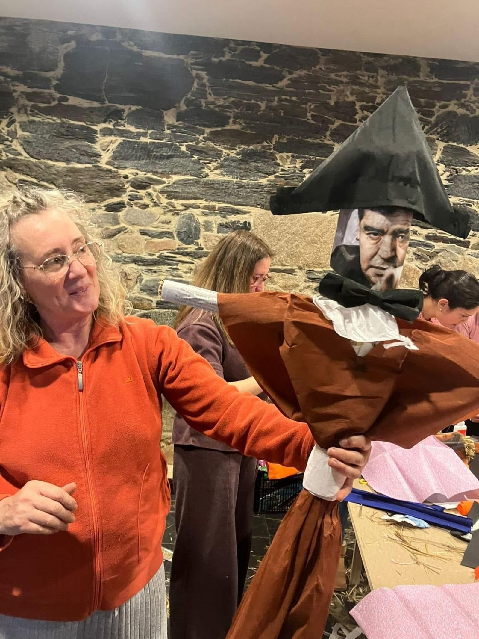 Galería |  A Gudiña crea de nuevo sus  figuras del Entroido