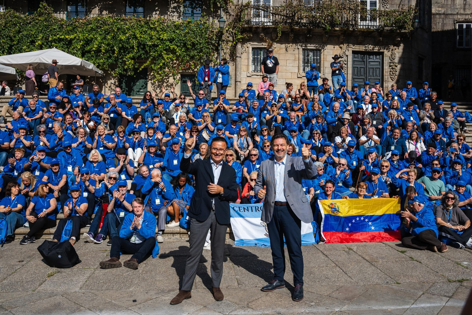 Los participantes de Reencontros con Galicia con el conselleiro de Emprego y secretario xeral da Emigración