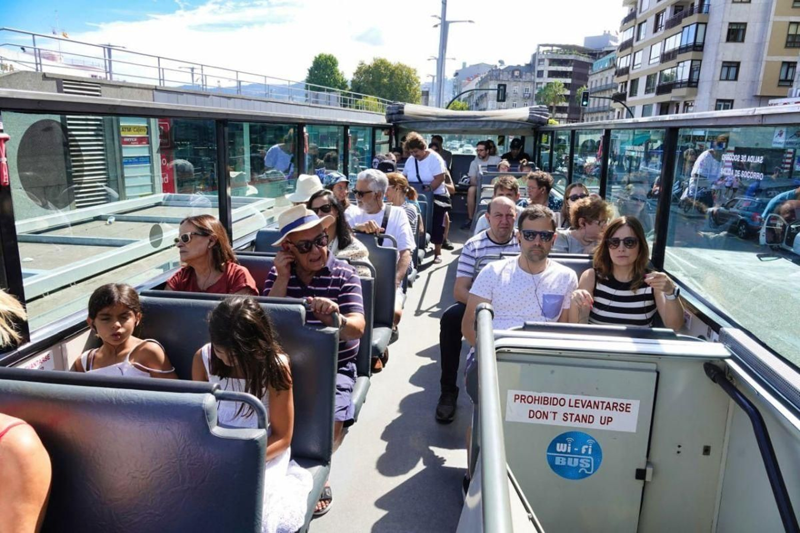 El bus turístico, ayer, sin plazas libres durante toda la mañana en su recorrido por la ciudad.