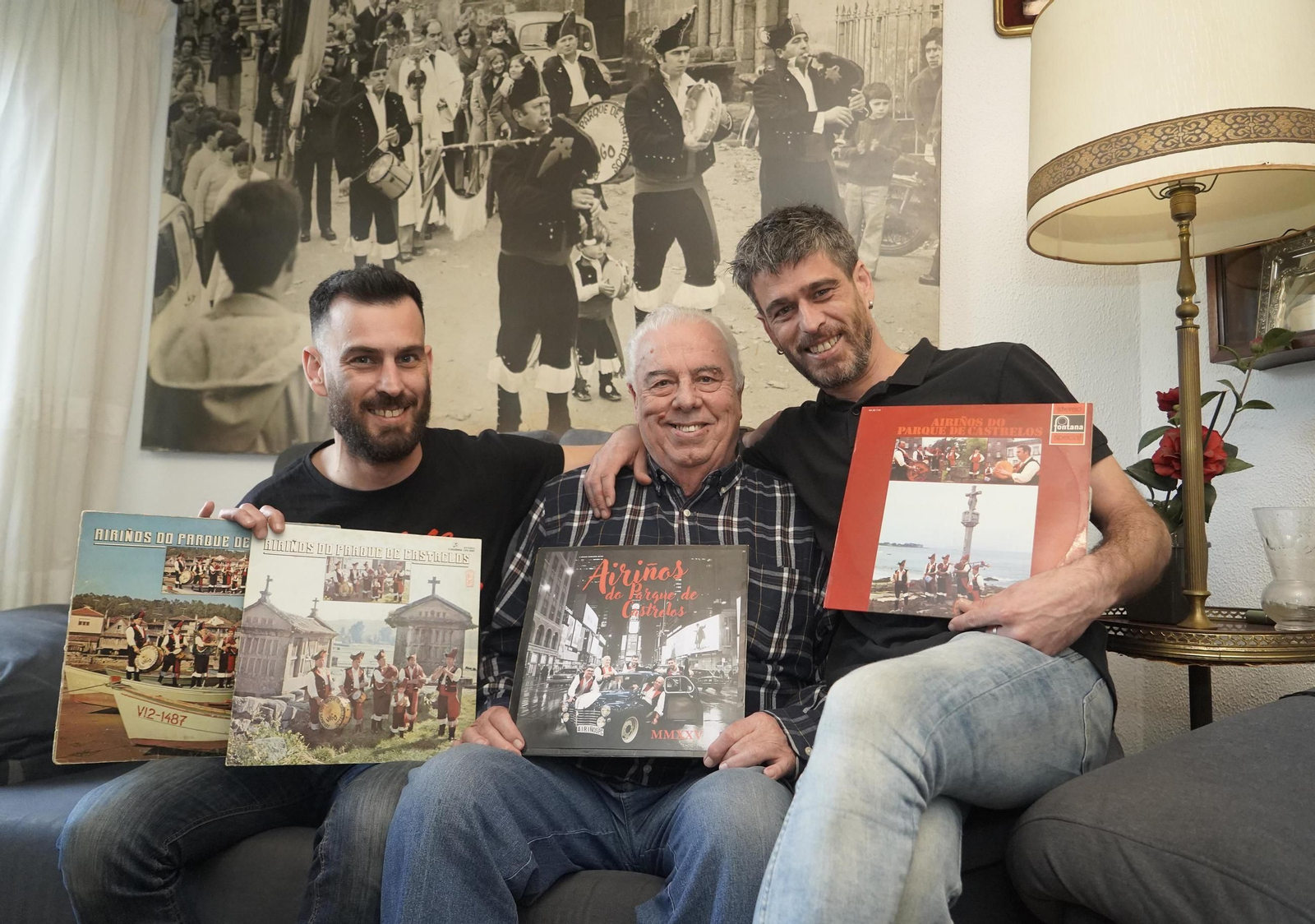 No centro, ‘Polo’ Cabezas, co sexto disco no colo, con Suso e Álvaro Costas, seus netos.