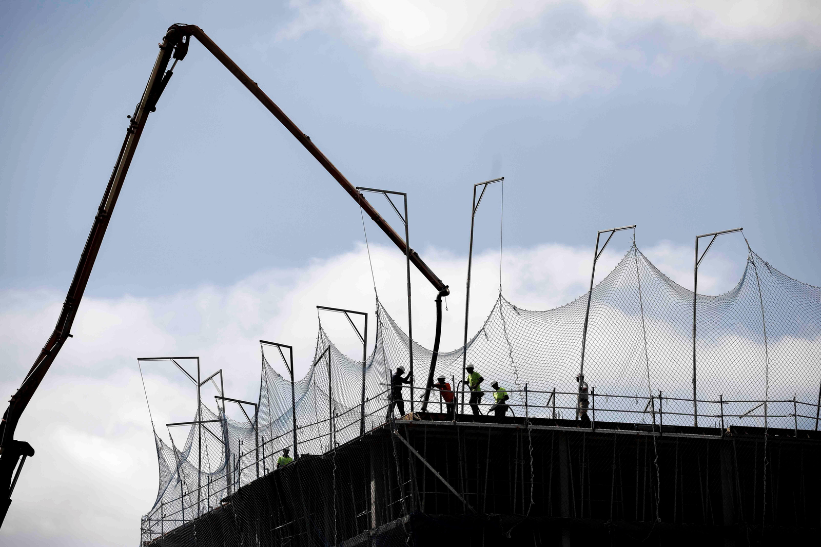 Varios albañiles trabajan en la construcción de un nuevo edificio