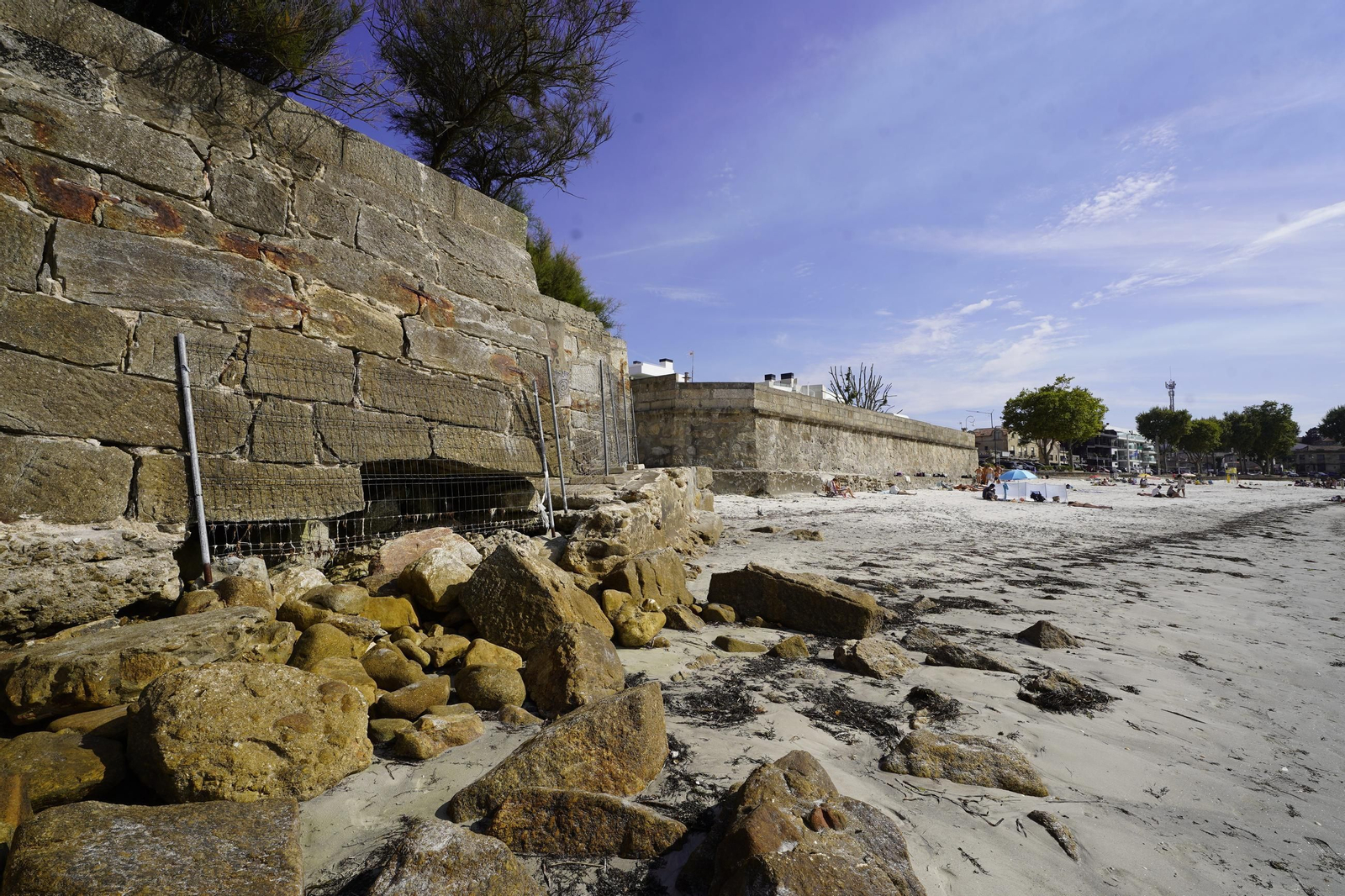 Imagen del muro en la playa de Canido, vallado para evitar que se acerque la gente.