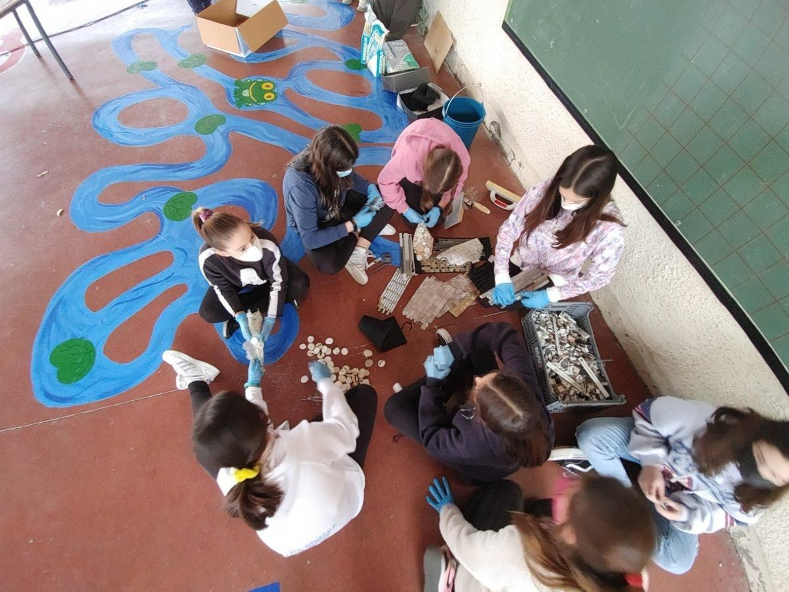 Preparando algúns dos elementos decorativos.