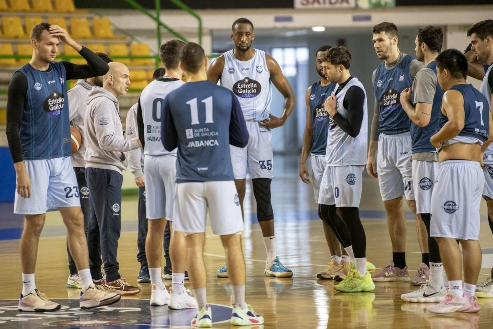 Jugadores y entrenadores, en el Pazo durante un entrenamiento.
